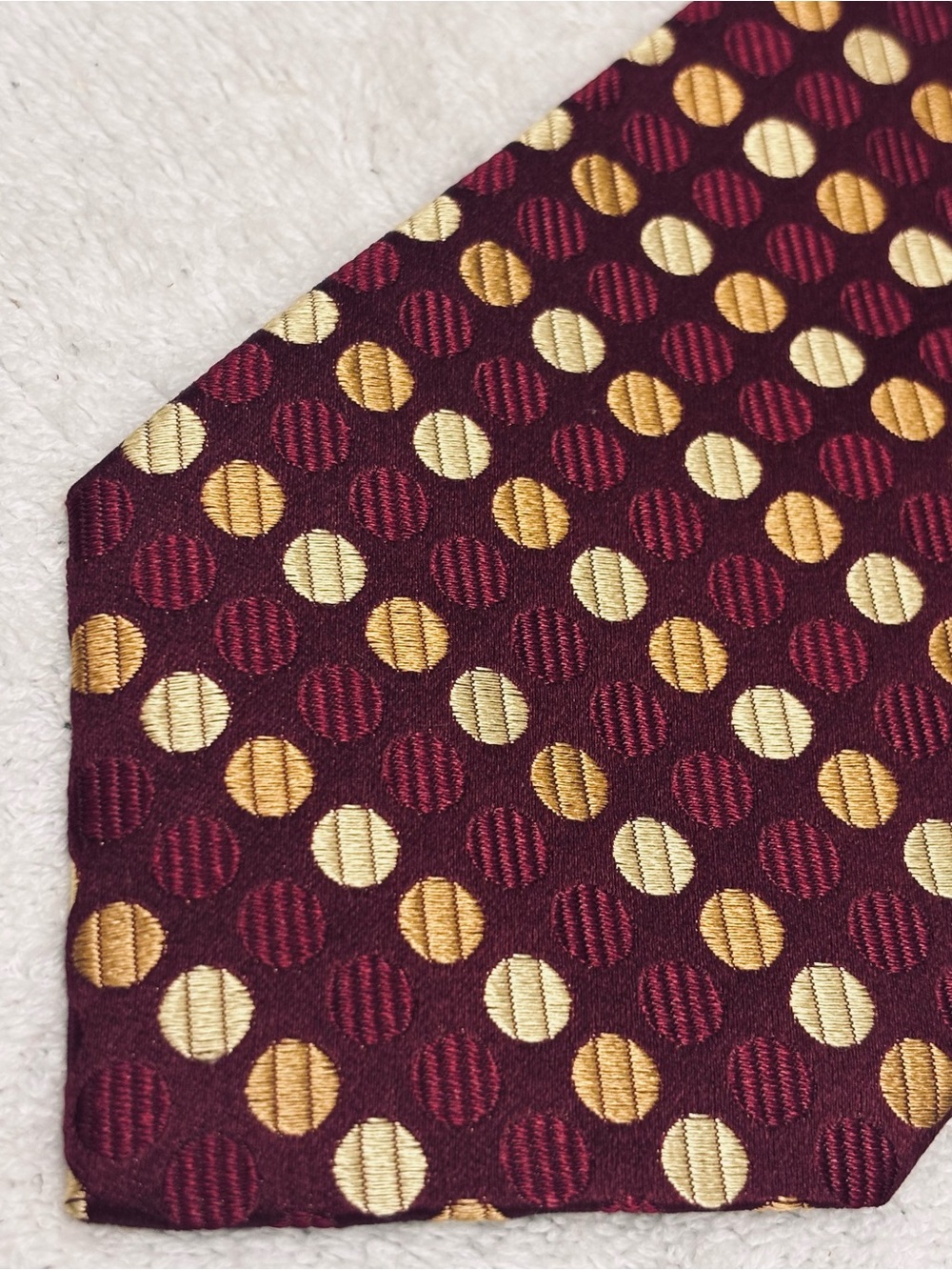 Brand New Stylish Tie By Jos A. Bank (Signature Collection) - 3 1/2 Inches Wide